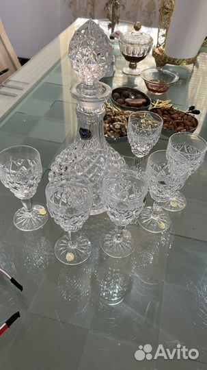 Хрустальные бокалы и графин
