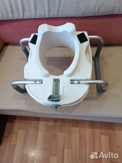 Насадка на унитаз с поручнями