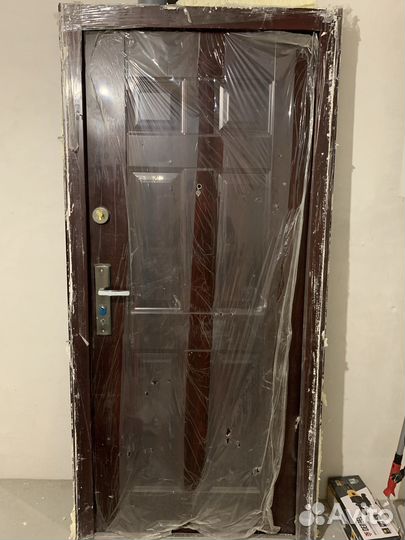 Дверь входная металлическая от застройщика