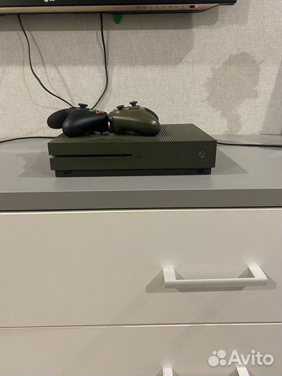 Xbox One s 2 геймпада 1tb