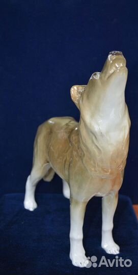 Фарфоровая статуэтка- волк воющий на луну. лфз. иф