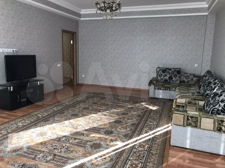 2-к. квартира, 83 м², 1/9 эт.