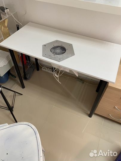 Маникюрный стол со встроенной вытяжкой