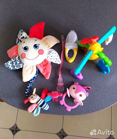 Цена за все:Avent бутылочки, зубн.щетка, подвески