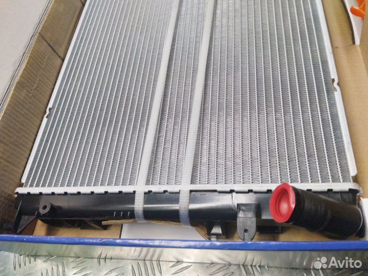 Радиатор охлаждения Renault Logan