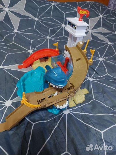 Трек hotwhells с акулой