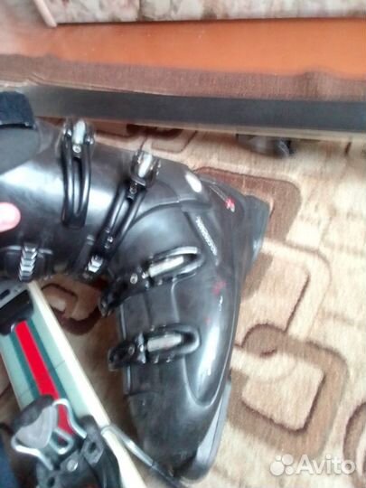 Горные лыжи ботинки и шлем торг уместен