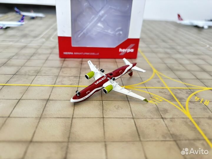 Модель самолета 1/500 herpa a220-300 air baltic