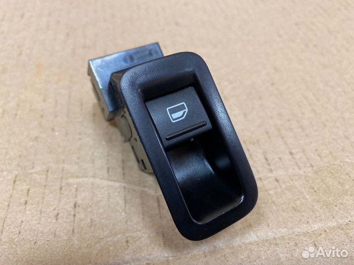 Кнопка стеклоподъемника задняя правая Volkswagen