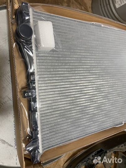 Радиатор охлаждения двигателя Mersedes-Benz