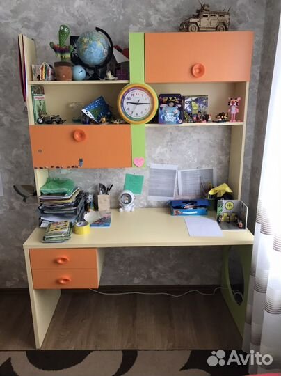 Шкаф угловой, кровать, стол в детскую