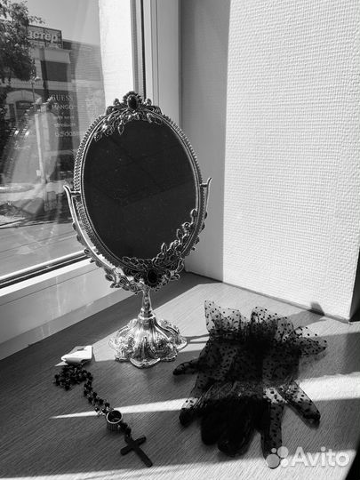 Зеркало в металлической раме