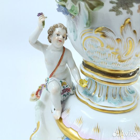 Ваза Meissen с лепными цветами и амурами 19 век