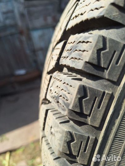 Dunlop SP Winter Ice 02 215/60 R16 99T