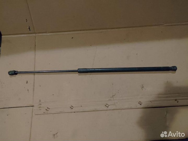 Амортизатор капота volkswagen Passat CC 2008