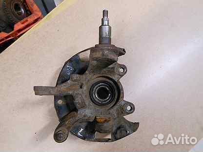 Правый поворотный кулак Nissan Primera P10