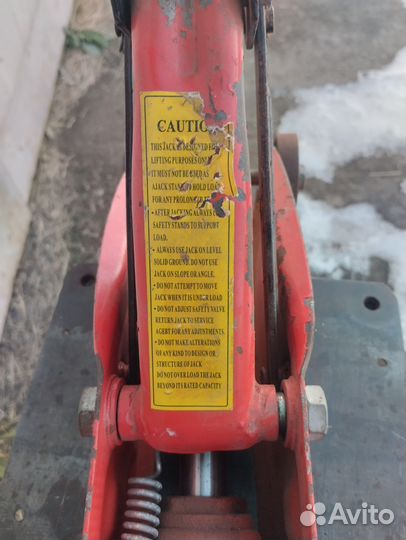 Домкрат подкатной