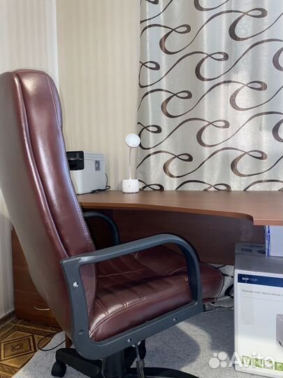 Кожаное кресло руководителя