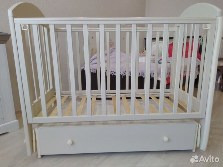 Детская кроватка с маятником, ящиком плюс матрас