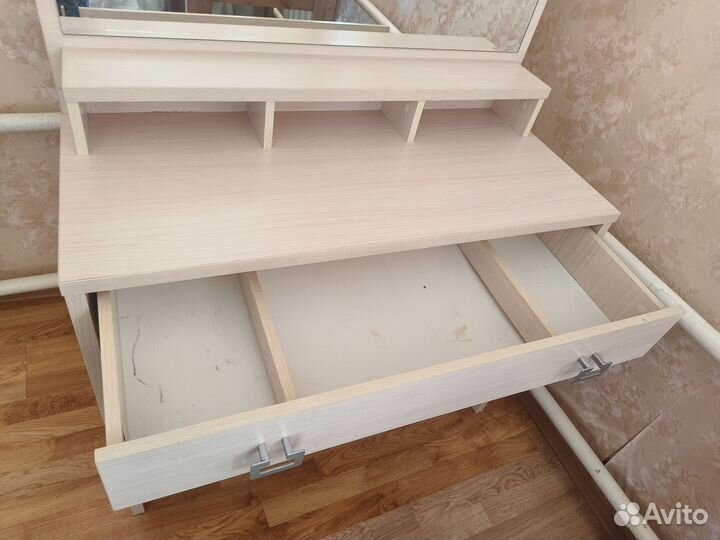 Туалетный столик с зеркалом