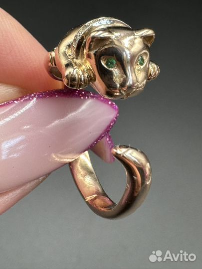 Золотое кольцо с бриллиантами и изумрудами кошка