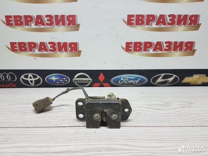 Замок двери багажника Toyota Land Cruiser J80