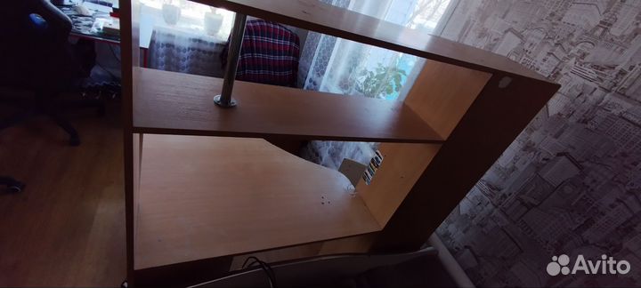 Угловой письменный стол с полками бу