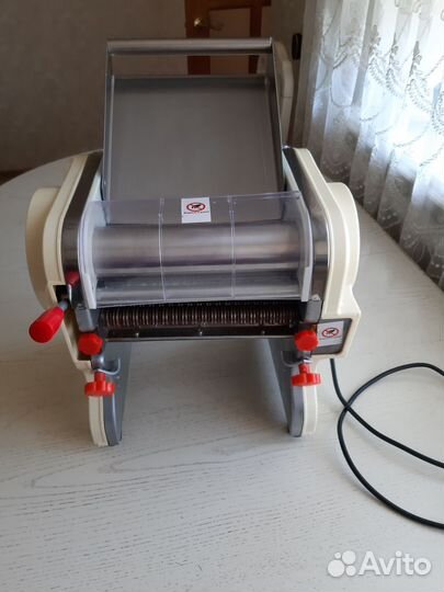 Тестораскаточная машина электрическая