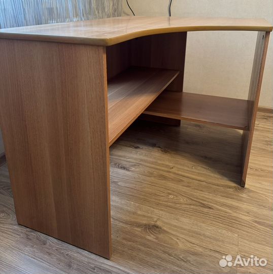Угловой письменный стол