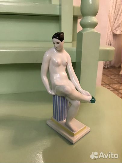Фарфор лфз «девушка одевает туфлю»