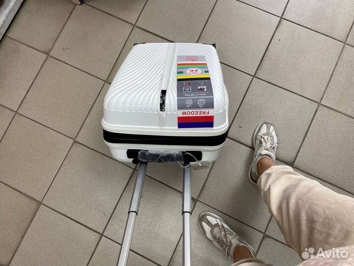 Чемодан желтый