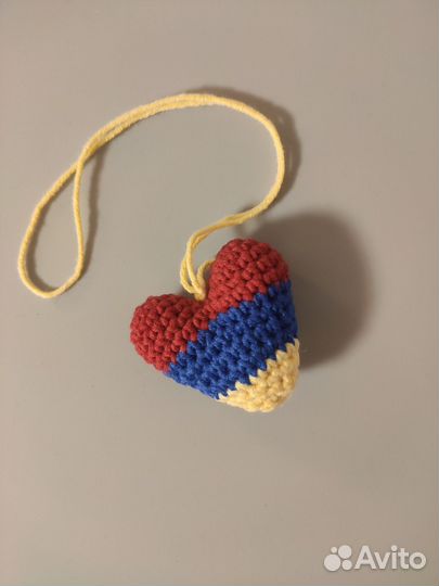 Вязанные сердечки и шапки