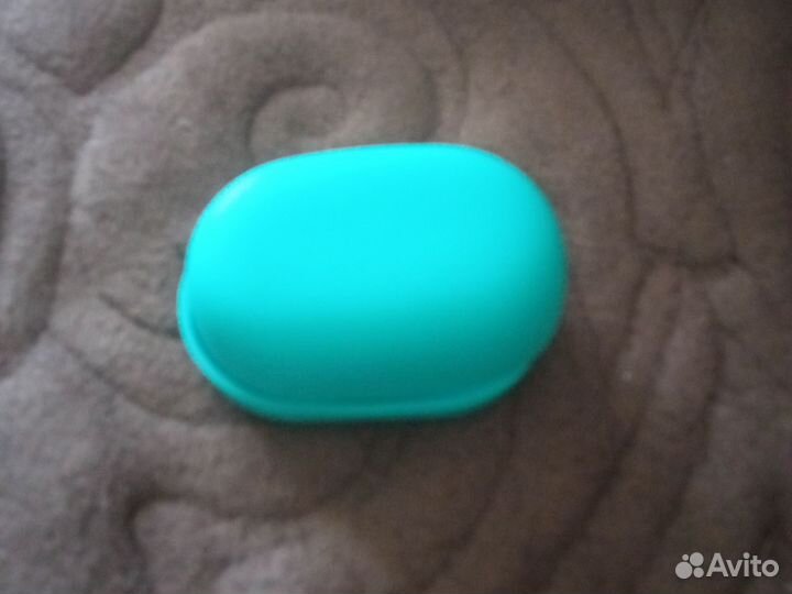 Голубой чехол на беспроводные наушники