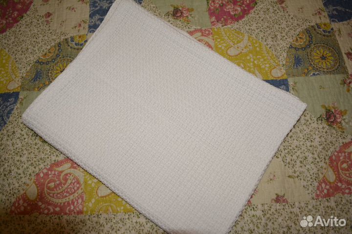 2 трикотажных покрывала: голубого цвета и белого