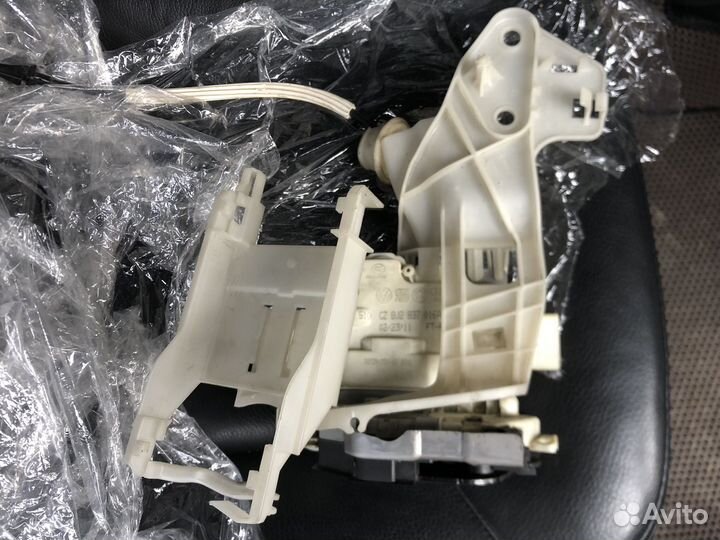 Замок пп двери 8J2837016 A