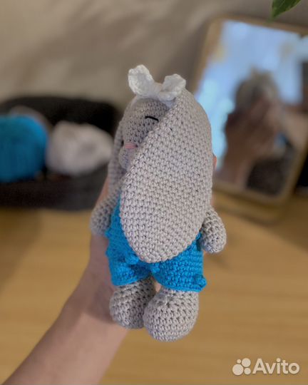 Вязаная игрушка Зайка