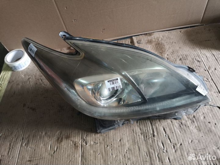 Фара toyota prius zvw30