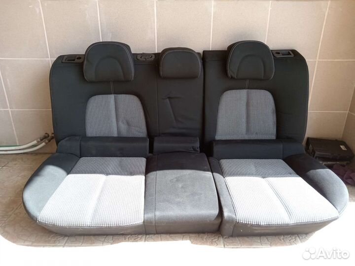 Задние сидении на пежо 407 2.0 2007г