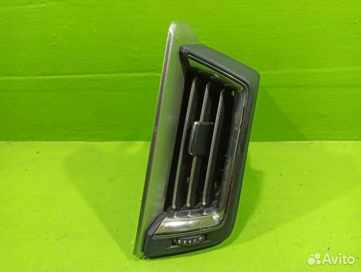 Дефлектор в торпедо правый Toyota Land Cruiser 200