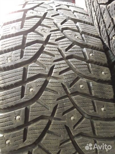 Bridgestone Blizzak Spike-02 SUV 215/65 R16