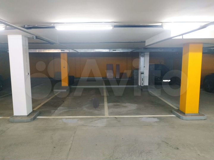 Машиноместо, > 30 м²