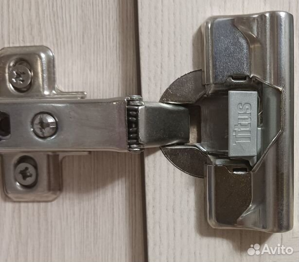 Доводчик Titus на мебельную петлю