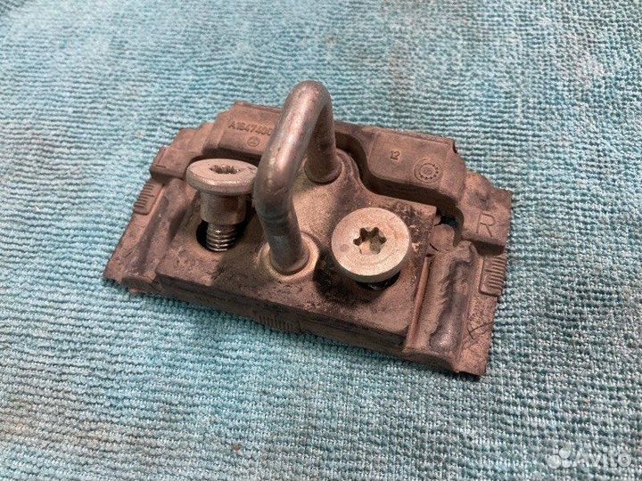 Петля замка капота задняя Mercedes-Benz M-Class