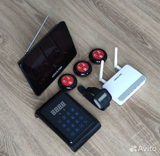 Кнопка вызова персонала, официанта, мастера и часы