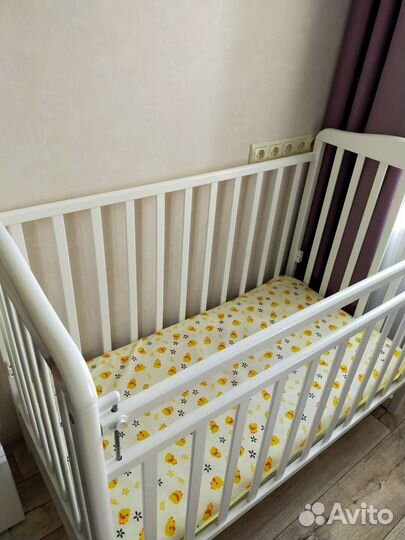 Детская кроватка с маятником