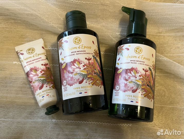 Новогодние подарочные наборы Yves Rocher