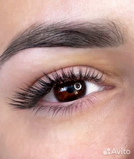 Мастер по наращиванию ресниц