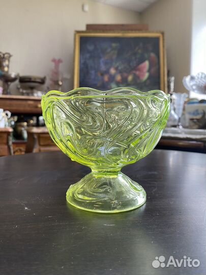 Урановое стекло старинная конфетница ваза