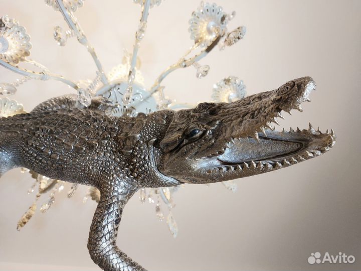 Серебряное чучело крокодила с Золотыми зубами