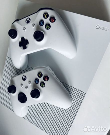 Xbox One s 1tb с дисководом и играми